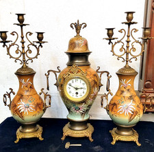 Antike französische Kaminuhr Vasenuhr+Beisteller/Kandelaber aus Porzellan/Bronze