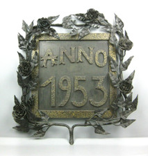 altes Metallschild Anno 1953 Haus Firmen Schild Schmiedeeisen Rosendekor 43x47cm