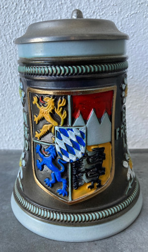 Keramikbierkrug mit zinndeckel - keramikbierkrug,
