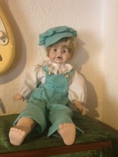 Puppe, blond, mit feschem Hütchen, aus Hartplastik oder ähnlichem Material