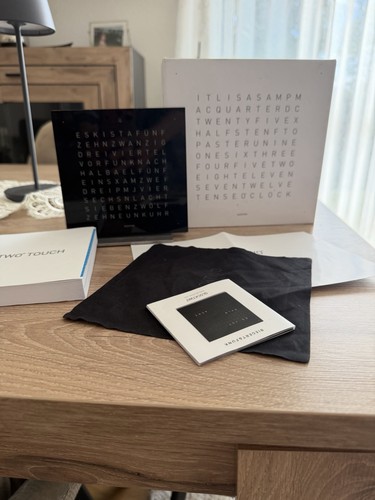 Qlocktwo schwarz nachtisch uhr - nachtisch,