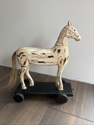 Holzpferd auf rollen - auf,