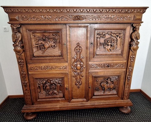 Antiker hoch reliefschrank - antiker, hoch-reliefschrank