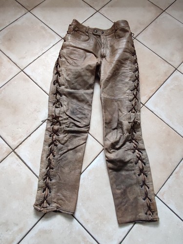 Lederhose seitlich geschnürt