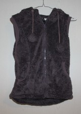 braune Fell-Weste mit Kapuze