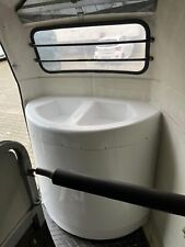 Sattelkammer und Futtertrögen