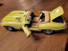 Modellauto Jaguar E-Type Cabrio 1961 gelb Modellauto 1:18 Bburago