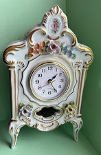 schöne Porzellanuhr mit Quarzwerk, mit Bodenmarke,  22,5 x 13,5 x 8 cm, läuft