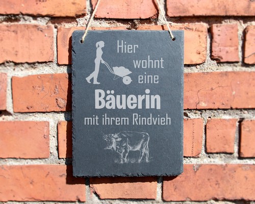 Schiefertafel hier wohnt eine - "hier,