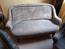 Sehr alte kleine Couch mit zwei passenden Sesseln .