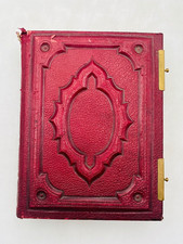 Altes Fotoalbum mit rotem