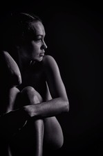 Aktfoto vor Schwarz,  Nude