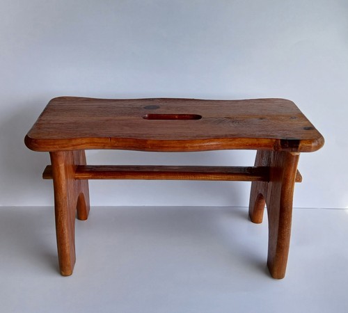 Klassischer vintage holzhocker - klassischer,