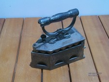 Altes Bügeleisen aus Gusseisen Holzgriff Kohlebügeleisen antik