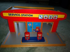 Coppenrath Holzgarage mit 4 Holzautos Parkdeck und Tanksäulen Parkhaus