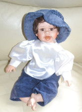 Puppe, Junge,Sammlerpuppe,sitzende Puppe ca.30 cm