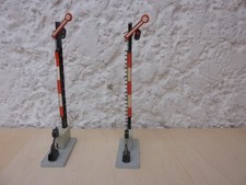   2 Formsignale handbetrieben, Formhauptsignale einflügelig. Spur H0, Piko?