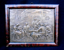 altes METALL-RELIEF * WIRTSHAUS-SZENE * im HOLZRAHMEN [23,5 x 19]  ~1935 /mkW36x