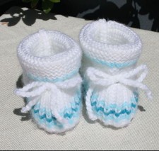 Babyschuhe gestrickt weiß blau Jungen Taufe Stricksocken Krabbelschuhe Geschenk