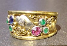 Goldring, durchbrochen gearbeitet, besetzt mit Saphir, Rubin, Smaragd + Diamant.