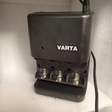 VARTA CHARGER🔋 VARTA Batterieladegerät – für AA/AAA NiMH/NiCd Akkus, mit LED-An