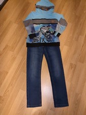 Sweatshirt mit Jeans