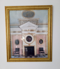 Eingerahmte Kopie von Zimmer mit Kamin im Schloss mit Goldrahmen u. Glasscheibe