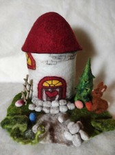 Häuschen mit Hase, Licht, handgefilztes Unikat 
