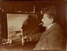 Originalfotografie von Max Slevogt, mit Pinsel und Zigarette vor einem Bild sitz
