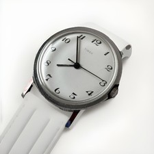 Timex Handaufzug 34 mm – Klassische Vintage Armbanduhr mit arabischen Zahlen