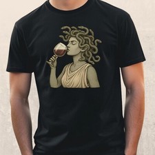 T-Shirt Medusa trinkt Wein –