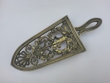 Alter  Bügeleisen-Untersetzer Bügeleisen-Ablage floral verziert Metall 