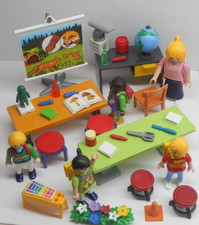 Schule + Klassenzimmer mit