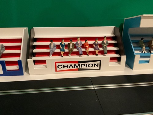 Champion tribüne sitzende - tribüne, +7