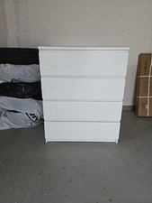 Das Sind IKEA MALM Schränke Mit Glasplatte oben.