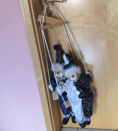 Clownfiguren auf schaukel - clownfiguren,