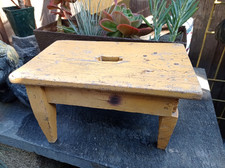 Alter gelber Holz Schemel