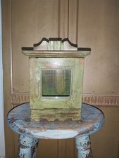 INDISCHER LACKIERTER SCHRANK