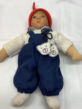 KÄTHE KRUSE JUNGE SAMMLERPUPPE 25 CM BLAUE LATZHOSE – ROTE MÜTZE – IN OVP