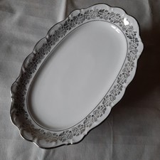 Festliche Kuchenplatte Porzellan Weiß Silber Rosenmotiv Bridal Rose Gewellter R.