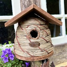 Nistkasten aus Holz, Stroh