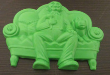 DDR Türschild Wohnzimmer Opa mit Hund auf dem Sofa 9,3 x 7,1 cm - grün