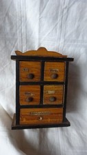 uralter antiker kleiner Gewürzschrank aus Holz für die Puppenküche