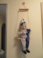 Harlekin auf Schaukel 60 cm groß