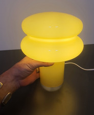 Gelbe Retro-Tischlampe aus