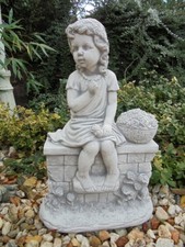 Steinfigur Mädchen auf der