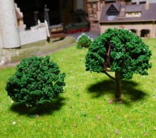 20 dunkelgrüne Bäume, je 10