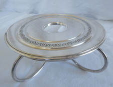 Flachwärmer mit Blumengirlandendekor aus versilbertem Metall