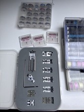 Viel Zubehör für Pfaff Nähmaschine neuwertig Nähfüße Spulen Buch Garne usw