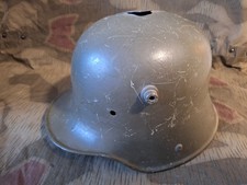 Stahlhelm M16 M17 M18 Hörnerhelm mit Kampfschaden Punze Steelhelmet Casque